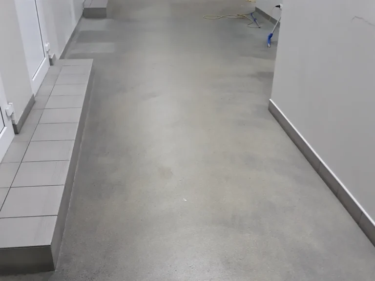 Bardzo zniszczona podłoga wymagająca czyszczenia i zabezpieczenia poprzez polimerowanie