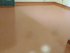 Nieoczyszczona pomarańczowa podłoga po akrylowaniu