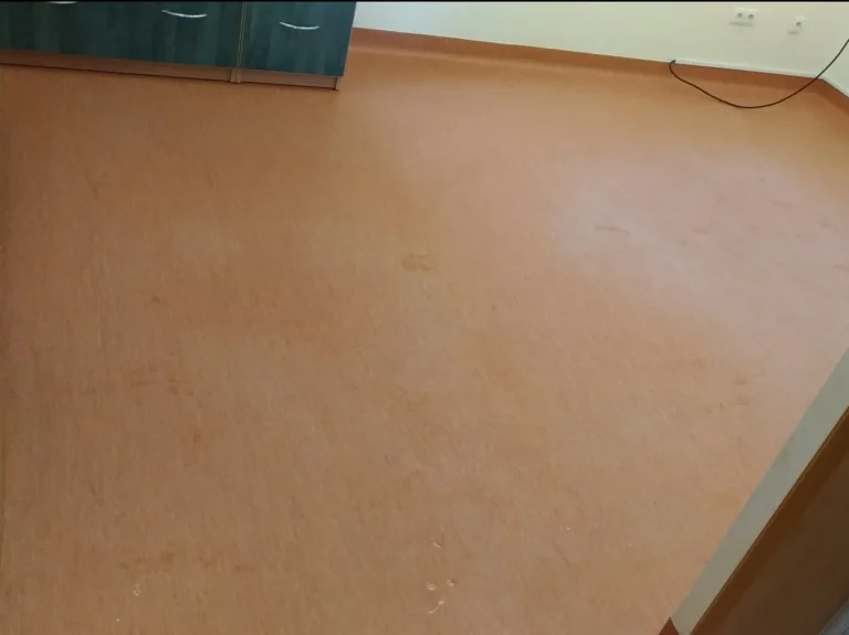 Nieoczyszczona pomarańczowa podłoga przed akrylowaniem