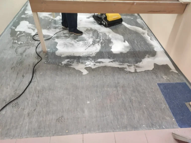 Czyścimy szatnię w szkole aby nałożyć warstwy zabezpieczające.