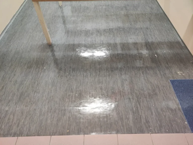 Renowacja podłogi w szatni poprzez nałożenie polimeru.