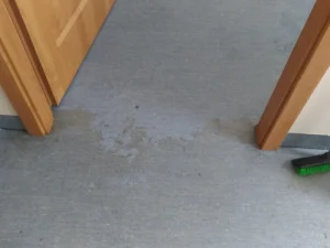 Widać efekt przed i po w trakcie doczyszczania silnie zabrudzonej posadzki