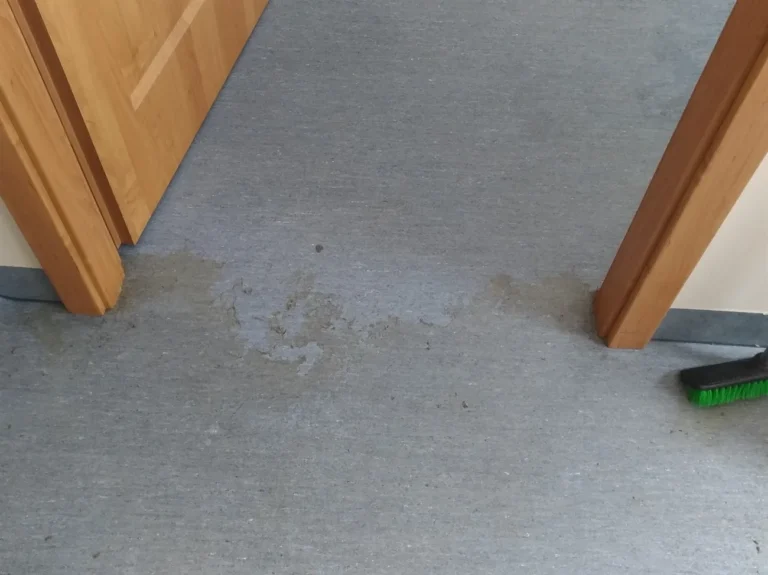 Widać efekt przed i po w trakcie doczyszczania silnie zabrudzonej posadzki