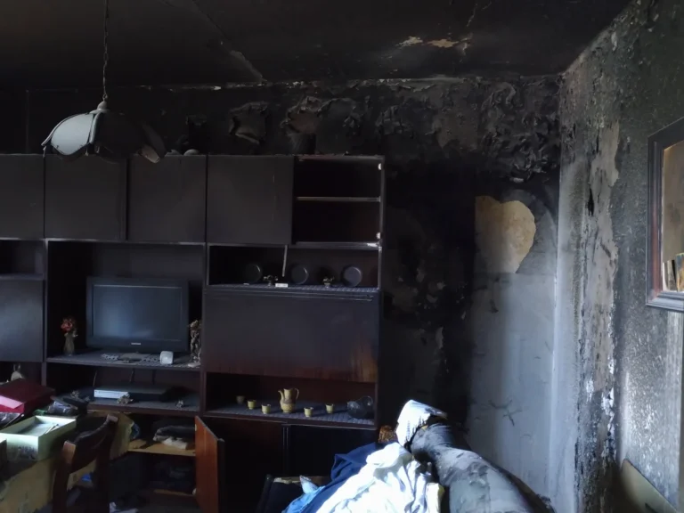 Skutki pożaru mieszkania.