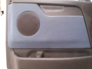 Idealnie doczyszczony boczek drzwi auta to nasza zasługa.