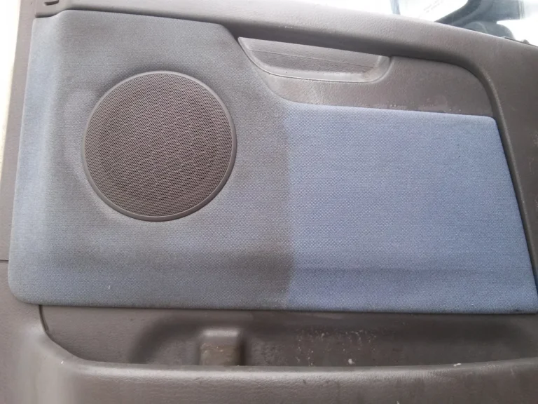 Wyprana tapicerka boczku drzwi w samochodzie. Pół na pół dla większego kontrastu.