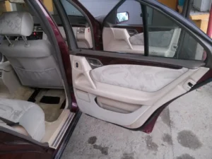 Idealnie doczyszczone boczki w samochodzie tylko u nas. Zapraszamy.