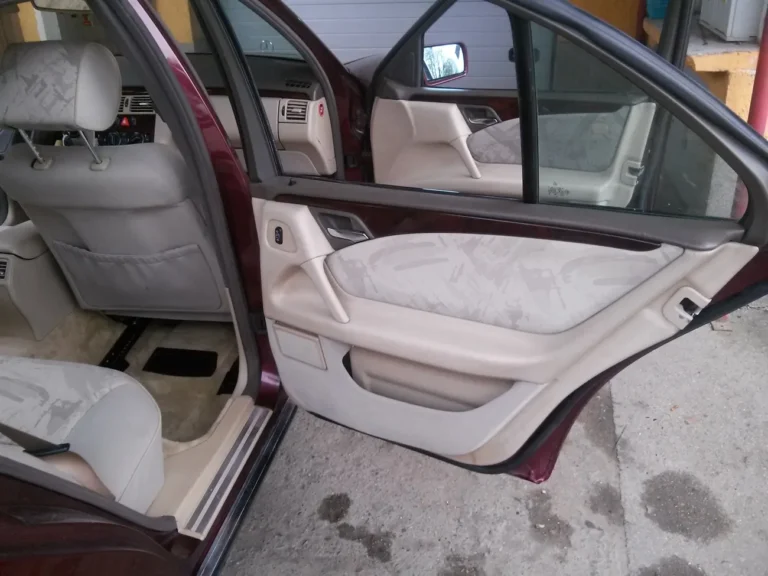 Idealnie doczyszczone boczki w samochodzie tylko u nas. Zapraszamy.