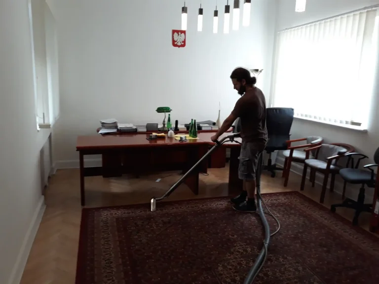 Wełniany dywan prany w biurze klienta