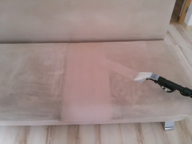 Na zdjęciu przedstawiamy z jaką łatwojącią nasza firma osiąga czystość twojej kanapy w trakcie prania.