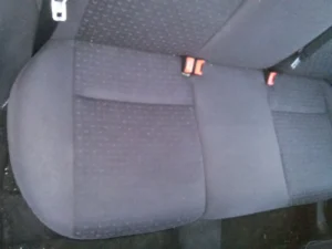 Przywróciliśmy kolor tapicerki tej kanapy samochodowej.