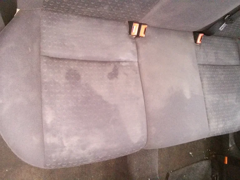 Pozalewana i ubłocona tapicerka kanapy w aucie to nie problem.