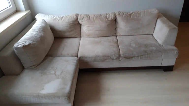 Widać silne zabrudzenia i zacieki na narożniku.