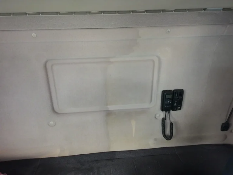 Widać efekt prania ścianki przylegającej do łóżka w kabinie ciągnika siodłowego.