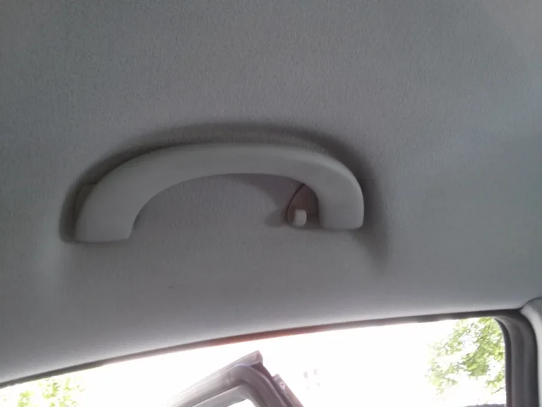 Uchwyt i podsufitka pasażera po czyszczeniu