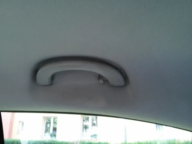 Uchwyt i podsufitka pasażera przed czyszczeniem