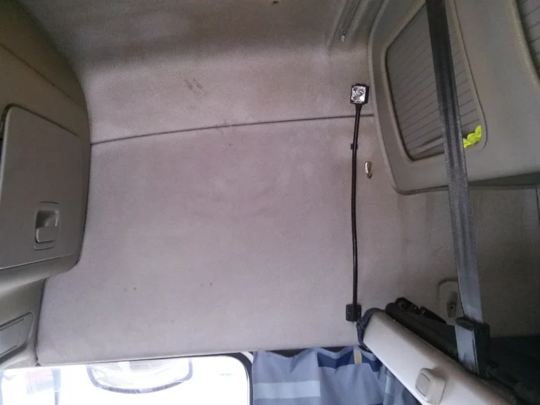 Podsufitka w kabinie TIRa przed czyszceniem