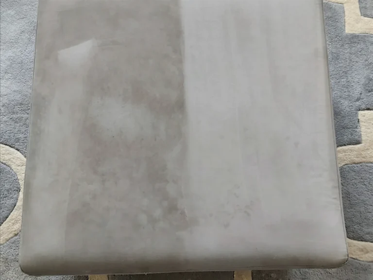 Efekt prania pufy przed i po czyszczeniu.