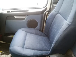 Czysta tapicerka. NA zdjęciu boczek drzwi i fotel po praniu.