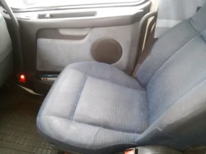 Brudna tapicerka. NA zdjęciu boczek drzwi i fotel przed praniem.