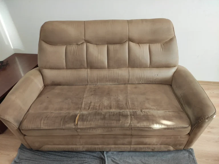 Wybrudzona kanapa wygląda na nie do uratowania. Ale my ją wypierzemy do czysta.