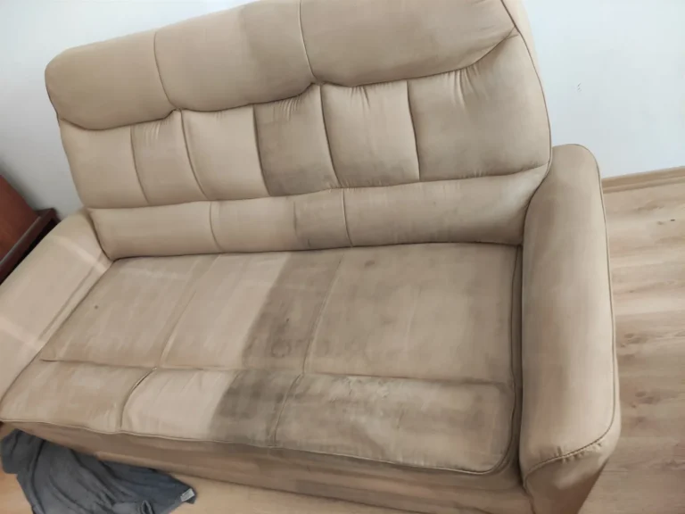 Na zdjęciu widać jak wygląda zniszczona kanapa wyprana przez nas do połowy. Kontrast jest bardzo widoczny.