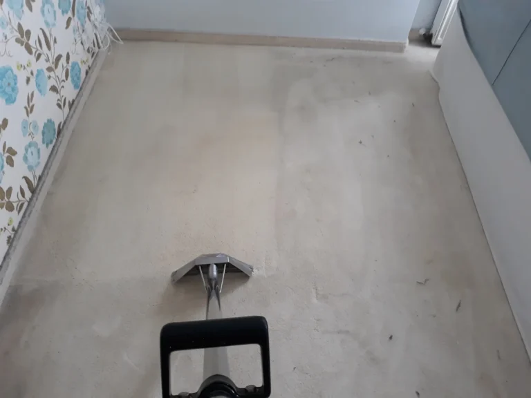 Dzięki naszemu praniu znika szarość dnia i ukazuje się śnieżnobiała wykładzina.