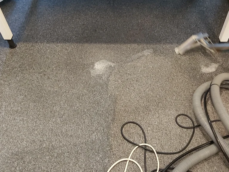 Pod stołem wykładzina wymaga największego czyszczenia.