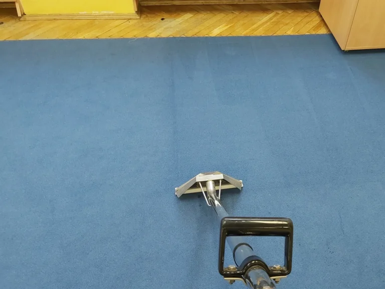 Czyszczenie wykładziny w szkole