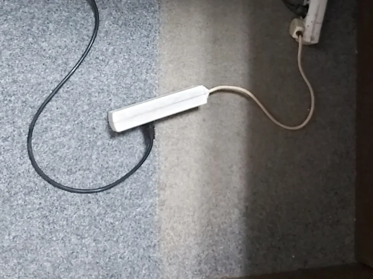 Pranie brudnej wykładziny pod biurkiem. Efekt niesamowity.