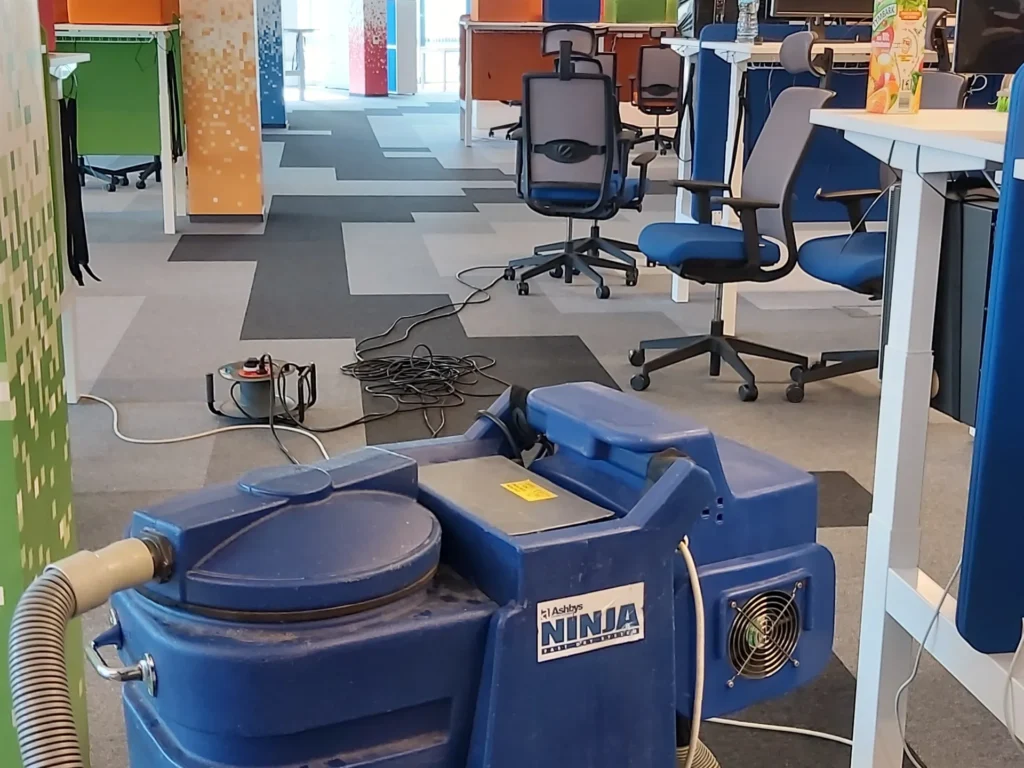 Pranie wykładziny biurowej w Piastów Office center Szczecin. Widoczny ekstraktor Ashbys NInja