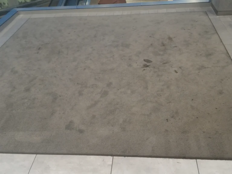 Pranie wykładziny w C.H Turzyn szczecin. Przed praniem.