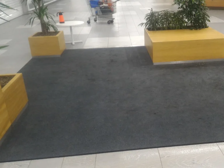 Pranie wykładziny w C.H Turzyn szczecin 2. Przed praniem.