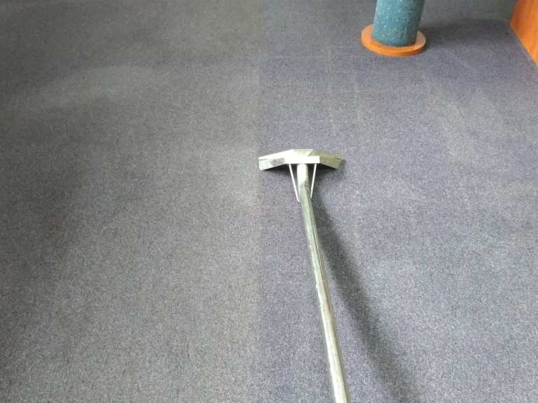 Przywracamy czystość wykładzinie w biurze.