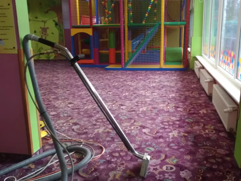 Czyszczenie wykładziny w bawialni w Szczecinie.