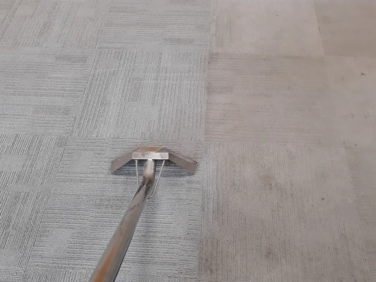 Pranie dywanowej wykładziny układanej z kwadratowych kafelków.