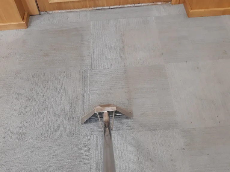 Pranie wykładziny w biurze stałego klienta. Efekt bardzo satysfakcjonujący.