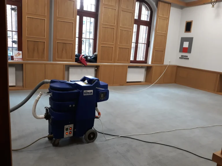 Pranie wykładziny w Archiwum Państwowym w Szczecinie