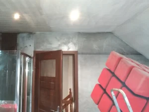 Zmyte okopcenie ściany i sufitu po porzaże.