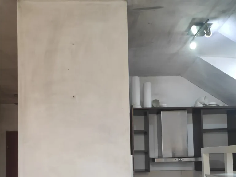 Ściana okopcona przez pożar po myciu.