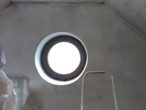 Umyte okno z okopcenia od pożaru