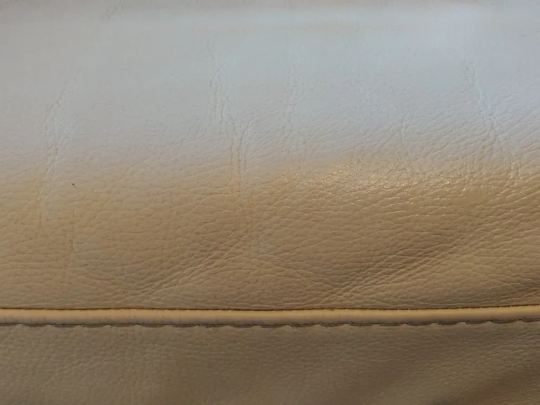 Czysty brzeg sofy ze skóry