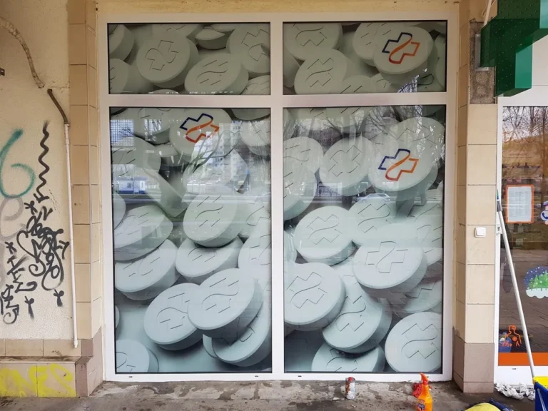 Usuwanie napisów markerem z witryny aptecznej - po