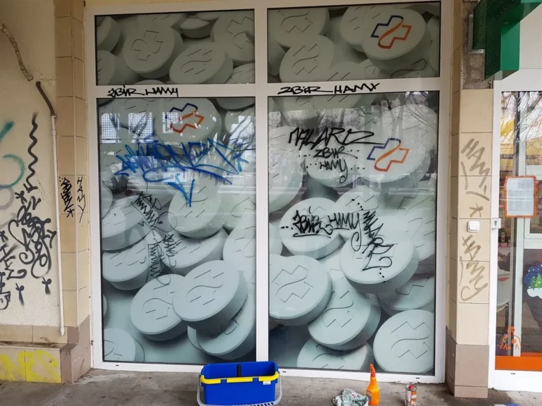 Usuwanie napisów markerem z witryny aptecznej - przed