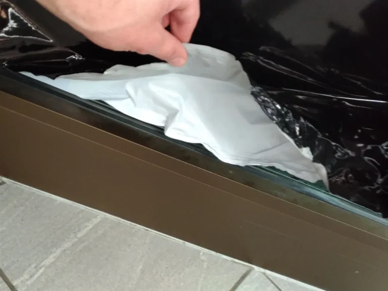 Wykonanie zlecenia zdjęcia naklejek z okien sklepu Briju w C.H. turzyn 3