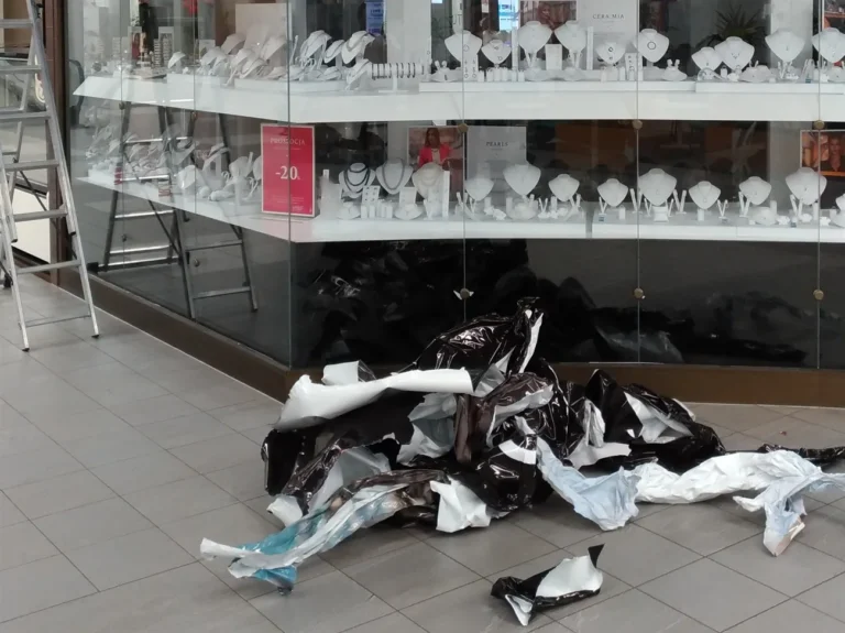 Wykonanie zlecenia zdjęcia naklejek z okien sklepu Briju w C.H. turzyn 2