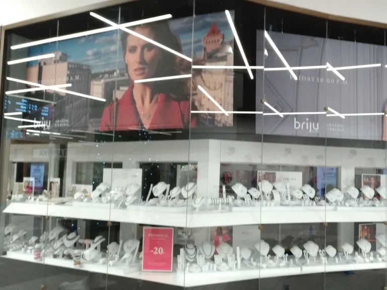 Wykonanie zlecenia zdjęcia naklejek z okien sklepu Briju w C.H. turzyn