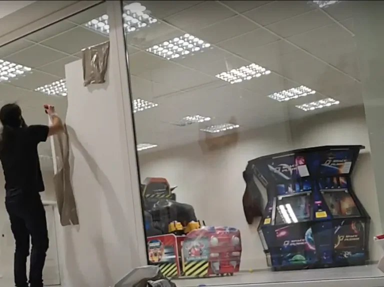 Usuwamy naklejki okien