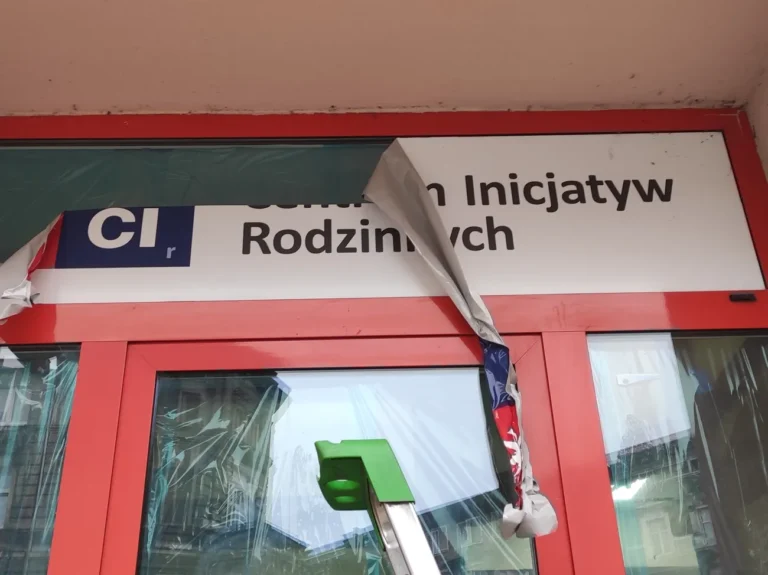 Zdejmujemy naklejki na oknach CIR - w trakcie