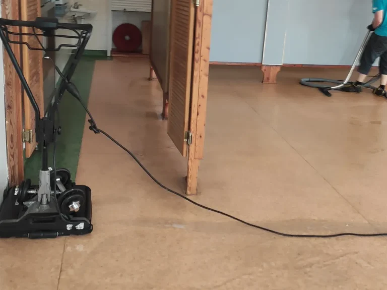 Czyszczenie podłogi stołówki w nadmorskim kurorcie